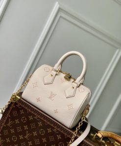 Top quality original order M14291 produced by LvjiaThis Speedy Bandouli è re 20 handbag revitalizes the brand's classic Monogram Empreinte leather, outlining the pattern in the same color tone, and enriching the details with striped lining, eye-catching padlocks, and detachable chains. The compact configuration can accommodate daily needs and is suitable for both handheld and crossbody.13.5 x 12 x 20.5 cm 900(Height x Width x Length)