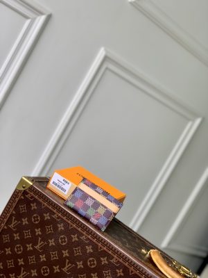 N00189 produced by LvjiaThis wallet is made of LVers Damier denim fabric